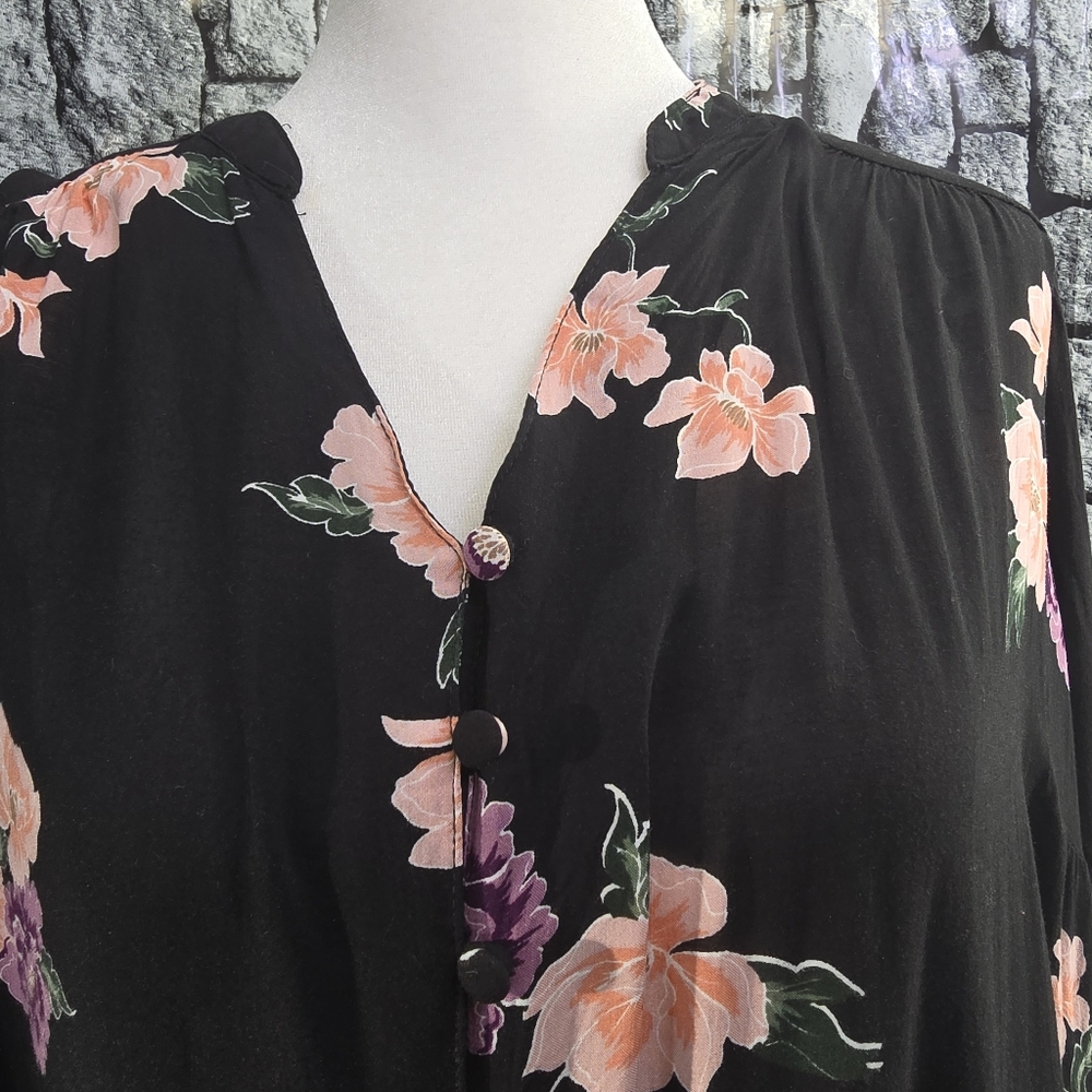 TORRID Harper Challis Button-Front 3/4 Sleeve Floral Blouse. Torrid Size 4 - Picture 3 of 12
